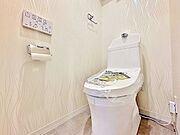 「温水洗浄便座付きトイレ」トイレは快適な温水洗浄便座付です。清潔感のあるホワイトで統一しました。いつも清潔な空間であって頂けるよう配慮された造りです。