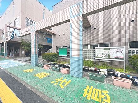 徒歩4分。足立区立千寿桜小学校 270m
