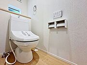「温水洗浄便座付きトイレ」トイレは快適な温水洗浄便座付です。清潔感のあるホワイトで統一しました。いつも清潔な空間であって頂けるよう配慮された造りです。