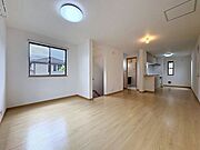 「インテリア映えする内装。」お部屋全体が優しく柔らかな色合いとなっていて、お家時間を穏やかに過ごせる空間が広がっています。
