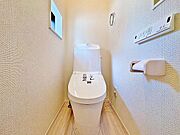 「窓あり×トイレ」水周りはシンプルに清潔感のあるホワイトで統一。換気出来るよう、窓も完備することで、いつも清潔な空間であって頂けるよう配慮しました。