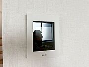 「モニター付きインターホン」　「見える安心」をカタチにしました。誰が来てもわかる様にモニター付きインターホンを設置。快適と安らぎを合わせた優しい設計。