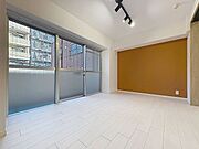 「バルコニーに面した居室」バルコニーに面しており、いつでも心地良い風と柔らかな陽光が感じられる居室です。