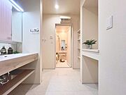「洗面所」明るく清潔感のある色調で纏められた洗面室は、機能性に富んだ三面鏡と使い勝手の良い収納を完備した洗面台を設置しております。