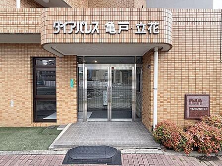 「エントランス入口」植栽もお手入れがしっかりとされており、美しい外観のポイントになっています。