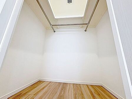 「ウォークインクローゼット」季節物の衣類もスッキリ収納できるウォークインクロゼットのある住まいで収納上手な生活を♪