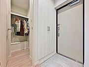 「玄関横にマルチWIC完備」靴は勿論、スポーツ用品やおもちゃ・お掃除用具も収納できます。