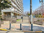 徒歩5分。足立区立竹の塚保育園 380m