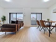 「のんびり過ごせるLDK」朝は爽やかな日差しを浴びながら、家族みんなでおいしい朝食。昼下がりには読書やお昼寝でもしながらのんびりと過ごすひと時。家族が集まる空間を、一番明るい空間に。