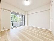 「バルコニーに面した居室」主寝室は十分な広さに加えて、快適に目覚められるよう、大きな採光窓を設けました。