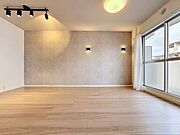 「木のぬくもり感じる優しい雰囲気のお部屋」落ち着いたカラーコーディネートの室内。インテリアやファブリックで、オーナー様好みのテイストデザインを取り入れて頂けます。