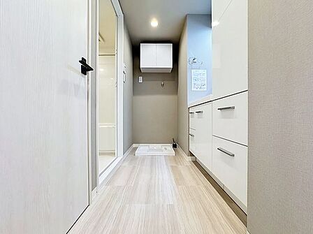 「パウダールーム」落ち着いた空間を演出するカラーと、ゆったり落ち着いてお使い頂ける広さが魅力のパウダールーム。居室からも独立しており、プライベート空間を保ちます。