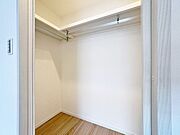 「たっぷり収納・ウォークインクローゼット」たっぷりと荷物が入るよう、ウォークインクローゼットを完備いたしました。画像と現地では大きさ、広さの感覚が違います。是非ご自分の目で確かめてください。