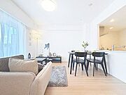 「ナチュラルテイスト×ダウンライト」天井に埋込タイプのダウンライトは、室内を広く感じさせ、お部屋を柔らかく照らし、上品な雰囲気を造ります。