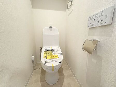 「ウォシュレット機能付き」優れた節水効果や汚れが付きにくい便座など、ほしかった機能が揃ったウォシュレット一体型トイレです。収納に便利な吊戸棚を備え付けています。