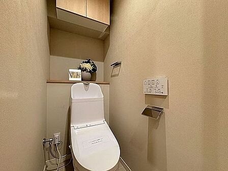 「リフォーム済・トイレ」トイレ関係の設備も一新されています。もちろん温水洗浄機能付き便座です。気になる水周り関係は全て新しくなっていますので、気持ちよく新生活が始められます。