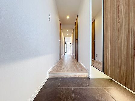 「玄関」家の中でお客様を迎える最初の場所である玄関。豊富な玄関収納で、常に綺麗に保つことが出来ます。