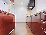「カップボード付き・キッチン」色調を合わせたキッチンは奥行もあり広く解放感あるスペースを確保しております。作り付けのカップボードも収納多く、新たに設置する必要もございません。
