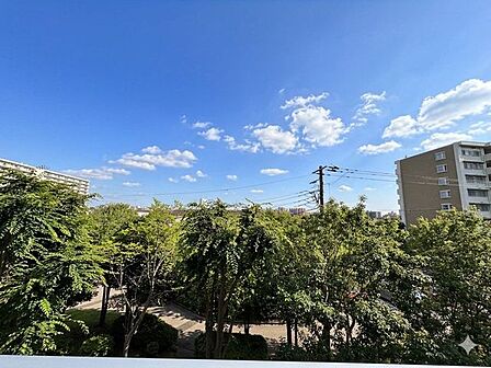 「眺望」穏やかな街並みを一望しながら、爽やかな風と柔らかく降り注ぐ陽光を感じて頂けます。