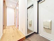 「ミラー付き玄関・お出かけ前の身だしなみチェック」広がりのある空間感 。大きな鏡は玄関に空間を作り出し、広がりを感じさせ玄関に鏡を設置することで、自分の身だしなみを確認することができます。