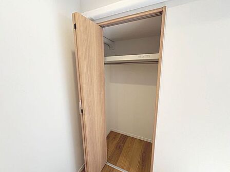「収納」居室にはクローゼットを完備し、自由度の高い家具の配置が叶うシンプルな空間です。お子様の成長と必要になる子供部屋を与えるにはぴったりの間取りですね。