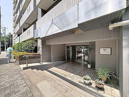「エントランス入口」気品を感じることのできるエントランス部分。手すり付き階段など、様々な居住者様への配慮がなされているので、安心して快適にお使いいただけます。