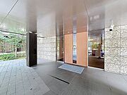 「エントランス」マンションのエントランスなど共有部分は、清掃が行き届いており、キレイな状態です。管理体制がしっかりしているからこそ。