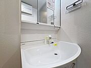 「リフォーム済・洗面台」大きな鏡で朝の準備もばっちり。収納も多く、洗剤など日用品の保管にも便利です。
