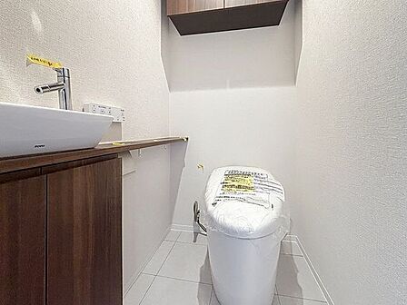 「リフォーム済・タンクレストイレ」お手入れの楽なタンクレスタイプのトイレ設備に洗面スペースもついた快適空間。ほしかった機能が揃ったウォシュレット一体型トイレです。