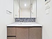 「リフォーム済・洗面台」大きな鏡で朝の準備もばっちり。収納も多く、洗剤など日用品の保管にも便利です。