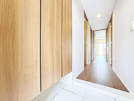 「玄関」家の中でお客様を迎える最初の場所である玄関。豊富な玄関収納で、常に綺麗に保つことが出来ます。