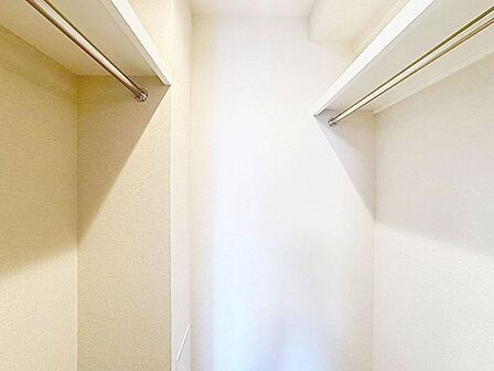 「ウォークインクローゼット」たっぷりと荷物が入るよう、ウォークインクローゼットを完備いたしました。