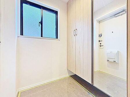 「玄関」家の中でお客様を迎える最初の場所である玄関。豊富な玄関収納で、常に綺麗に保つことが出来ます。