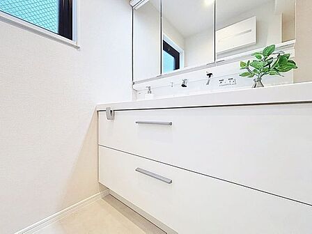 「リフォーム済・洗面台」大きな鏡で朝の準備もばっちり。収納も多く、洗剤など日用品の保管にも便利です。