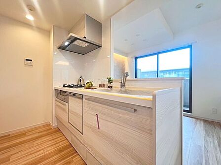 「オープンキッチン」お部屋の雰囲気に溶け込む、インテリアの一部のようなオープンキッチンです。リビングにいるご家族とのおしゃべりを楽しみながらの作業が可能です。