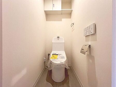 「リフォーム済・トイレ」トイレ関係の設備も一新されています。もちろん温水洗浄機能付き便座です。気になる水周り関係は全て新しくなっていますので、気持ちよく新生活が始められます。