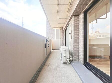 「バルコニー」大きな空に囲まれた気持ちのいい住まい。バルコニーを覗くだけで圧倒的な開放感に包まれます。