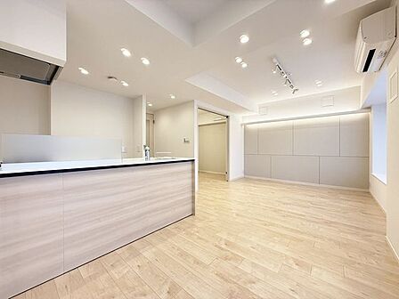「ダイニング」ホワイトクロス×濃いカラーのフローリングをコーディネートした室内。シンプルな室内デザインなので、よりインテリアが映えます。