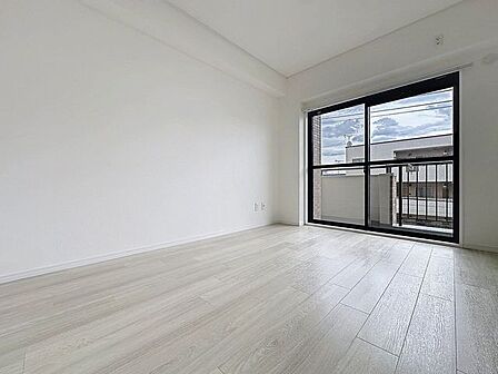 「バルコニーに面した居室」主寝室は十分な広さに加えて、快適に目覚められるよう、大きな採光窓を設けました。
