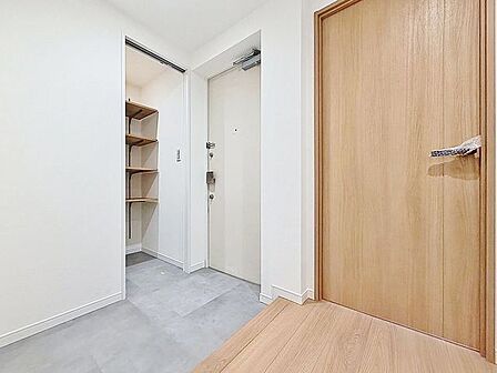 「玄関」家の中でお客様を迎える最初の場所である玄関。豊富な玄関収納で、常に綺麗に保つことが出来ます。