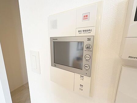 「見える安心・TVモニター付きインターホン」誰が来てもわかる様にモニター付きインターホンを設置。家事導線を考慮した個所に設置し、防犯性と利便性に優れ快適と安らぎを合わせた優しい設計。