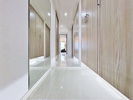 「玄関」家の中でお客様を迎える最初の場所である玄関。豊富な玄関収納で、常に綺麗に保つことが出来ます。