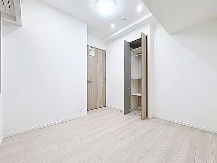 「収納完備」居室には収納スペースを完備し、自由度の高い家具の配置が叶うシンプルな空間です。