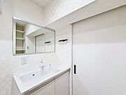 「リフォーム済・洗面台」大きな鏡で朝の準備もばっちり。収納も多く、洗剤など日用品の保管にも便利です。