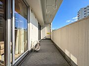 「バルコニー」大きな空に囲まれた気持ちのいい住まい。バルコニーを覗くだけで圧倒的な開放感に包まれます。