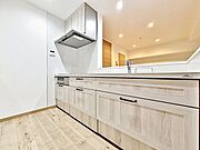 「カップボード付き・キッチン」色調を合わせたキッチンは奥行もあり広く解放感あるスペースを確保しております。作り付けのカップボードも収納多く、新たに設置する必要もございません。