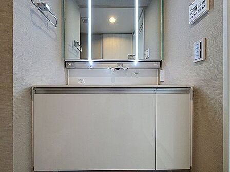 「リフォーム済・洗面台」大きな鏡で朝の準備もばっちり。収納も多く、洗剤など日用品の保管にも便利です。