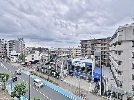 「眺望」穏やかな街並みを一望しながら、爽やかな風と柔らかく降り注ぐ陽光を感じて頂けます。