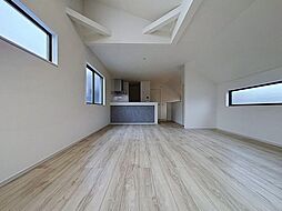開放感ある吹抜けリビング 2階水まわり集約プランの邸宅
