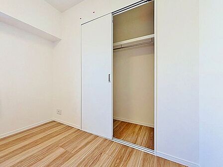 「収納」居室にはクローゼットを完備し、自由度の高い家具の配置が叶うシンプルな空間です。お子様の成長と必要になる子供部屋を与えるにはぴったりの間取りですね。